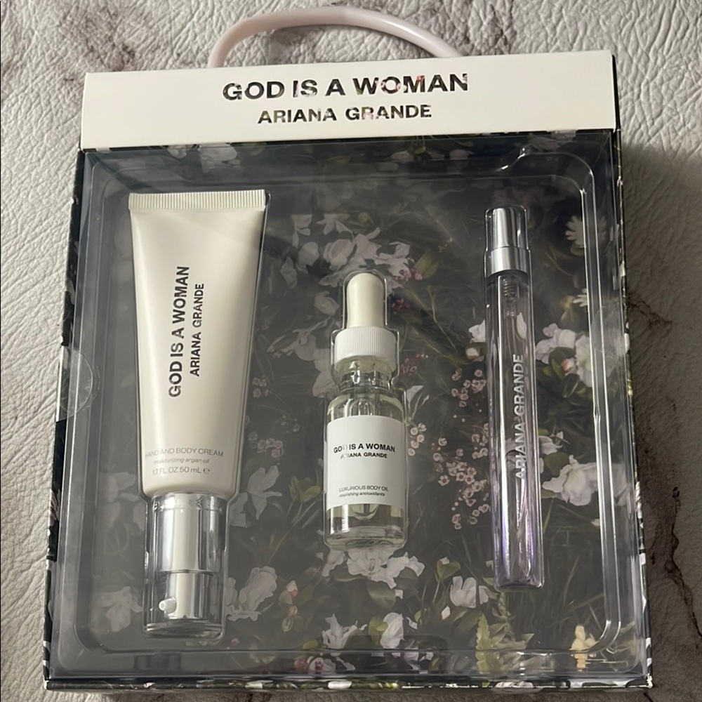 Ariana Grande God Is A Woman Fragrance Trio - White and Clear
+free gifts ♥️